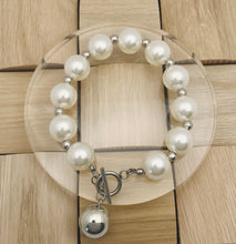 Cargar imagen en el visor de la galería, Chunky Pearl Bracelet
