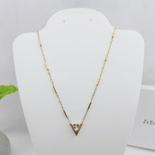 Cargar imagen en el visor de la galería, V Shape with Cubic Zirconia
