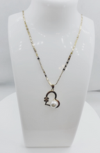 Cargar imagen en el visor de la galería, Pearl in the Heart Necklace

