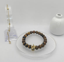 Cargar imagen en el visor de la galería, Crown Charm Bead Bracelet
