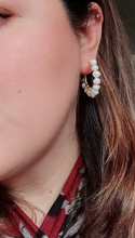 Cargar imagen en el visor de la galería, Hoop Pearls Earrings
