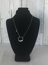 Cargar imagen en el visor de la galería, Round Necklace
