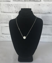Cargar imagen en el visor de la galería, White Pearl Necklace
