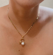 Cargar imagen en el visor de la galería, Pearl in the Heart Necklace
