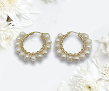 Cargar imagen en el visor de la galería, Hoop Pearls Earrings
