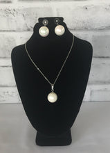 Cargar imagen en el visor de la galería, Pearl Earrings and Necklace Set
