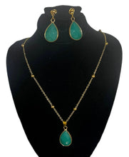 Cargar imagen en el visor de la galería, Jade Necklace and Earrings
